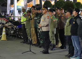 Metrodeli/istimewa APEL : Kapolrestabes Medan Kombes Pol Gidion Arif Setyawan, S.I.K., S.H., M.Hum memimpin apel dan patroli Satgas Anti Tawuran di wilayah hukum Polsek Medan Baru di area Carefour Jalan Gatot Subroto Medan, Selasa 11 Maret 2025 sekitar pukul 23.00 WIB.