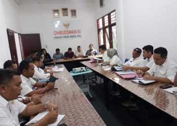 metrodeli/istimewa RAKOR : Perwakilan Ombudsman RI Sumatera Utara Herdensi Adnin memimpin rapat koordinasi dengan DPRD Deliserdang, Dinas Lingkungan Hidup Provinsi Sumut, Kantor Pertanahan Kabupaten Deliserdang dan Dinas Perizinan Kabupaten Deliserdang di Kantor Perwakilan Ombudsman RI Provinsi Sumut, Rabu (12/3).