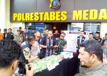metrodeli/bray KONFERENSI PERS : Kapolrestabes Medan Kombes Pol. Gidion Arif Setyawan bersama Walikota Medan Rico Waas menggelar konferensi pers di Mapolrestabes Medan, Jumat 14 Maret 2025.