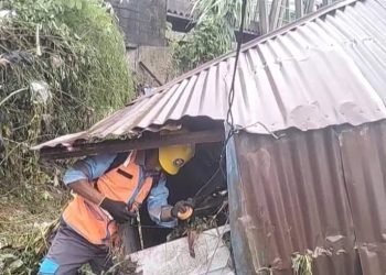 metrodeli/istimewa PERBAIKAN: Petugas PLN sigap melakukan perbaikan dan pengamanan kelistrikan dimanapun kondisinya, kemarin.