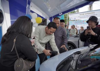 metrodeli/istimewa PENGECASAN : Senior Manager Distribusi PLN UID Sumatera Utara, Hariadi Fitrianto saat melakukan Pengecasan mobil listrik di SPKLU PLN UP3 Pematangsiantar, Jumat, 14 Maret 2025.