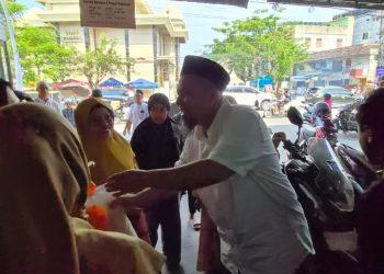 metrodeli/istimewa PAKET LEBARAN : Anggota DPRD Kota Medan H dr Ade Taufiq dari Fraksi PKS Dapil 4 menyalurkan paket lebaran kepada masyarakat berupa sembako sejumlah seratus paket yang dibagikan kepada masyarakat di Majid Raya Mandala, Minggu 16 Maret 2025.