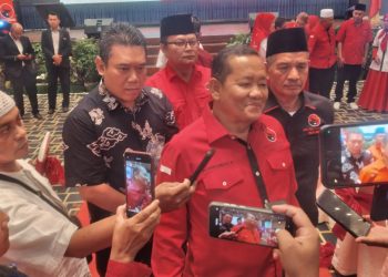metrodeli/alhafiz Ketua DPD PDIP Sumatera Utara, Rapidin Simbolon, saat memberikan keterangan kepada awak media pada acara buka puasa bersama, di Hotel Grand Mercure, Medan, pada Sabtu, 15 Maret 2025.