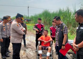 metrodeli/bray INTEROGASI : Kapolrestabes Medan Kombes Pol Gidion Arif Setyawan menginterogasi tersangka di TKP, Sabtu 22 Maret 2025.