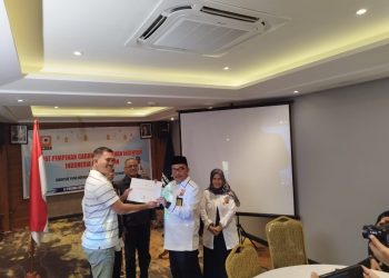 metrodeli/istimewa SERAHKAN STRI: Walikota Medan Rico Waas diwakili Kadis Perkim CKTR Kota Medan Alexander Sinulingga secara simbolis menyerahkan STRI kepada Ketua PII Kota Medan Ir Malik Assalih Harahap ST MM IPM saat membuka Rapat Pimpinan Cabang PII Kota Medan di Le Polonia Hotel Medan, Sabtu 22 Maret 2025.