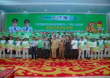 metrodeli/istimewa PEMBAGIAN BONUS : Gubsu M Bobby Afif Nasution berfoto bersama atlet di kantor Gubsu, Selasa 25 Maret 2025. .