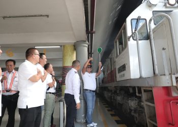 metrodeli/istimewa LEPAS : General Manager PLN UID Sumatera Utara Agus Kuswardoyo bersama manajemen saat melepas keberangkatan kereta api Pemudik tujuan Rantauprapat, kemarin