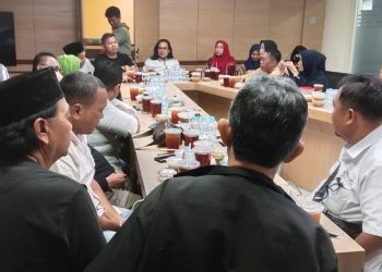 metrodeli/istimewa BUKBER : Ketua FWP Zulkifli Harahap saat memberikan sambutan di acara buka puasa bersama pengurus dan anggota FWP di ruang wartawan Kantor Gubsu, Jumat, 28 Maret 2025.