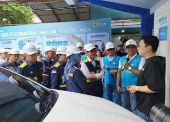 metrodeli/istimewa SPKLU : Kepala Badan Pengatur Hilir Minyak dan Gas Bumi (BPH Migas) Erika Retnowati bersama Direktur Jenderal Ketenagalistrikan Kementerian ESDM Jisman P Hutajulu didampingi Direktur Manajemen Pembangkitan PLN Pusat Adi Lumakso, GM PLN UID Sumut Agus Kuswardoyo beserta SRM dan Manajer UP3 Se-Sumut berkomunikasi dengan pelanggan SPKLU di PLN UID Sumut, Minggu 23 Maret 2025 pagi.