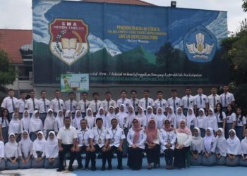 metrodeli/istimewa FOTO BERSAMA: Kepala SMAN-1 (SMANSA) Medan Elfi Sahara, SPd, MSi didampingi Wakil Kepala Sekolah (Wakasek) Bidang Humas Sudirman Sormin berfoto bersama para guru dan sisiwadi SMANSA, Jumat, 28 Maret 2025.