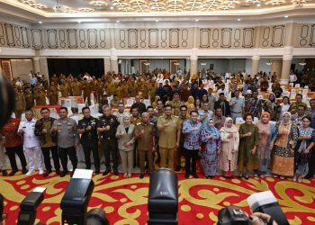 metrodeli/istimewa PISAH SAMBUT : Gubernur Sumut Muhammad Bobby Afif Nasution bersama Ketua TP PKK Sumut Kahiyang Ayu didampingi Wakil Gubernur Surya, Pj Sekda Sumut Effendy Pohan, Pj Gubernur Sumut Agus Fatoni, serta Pj Ketua TP PKK Sumut Tyas Fatoni, saat pisah sambut dan serah terima jabatan Gubernur dan Wakil Gubernur Sumut, serta Ketua TP PKK Sumut di Aula Raja Inal Siregar, Kantor Gubernur, Jalan Diponegoro 30, Medan, Senin, 3 Maret 2025. Hadir pada kesempatan tersebut istri Wakil Gubernur Surya, Titiek Sugiarti, Kapolda Sumut Irjen Pol Whisnu Hermawan Februanto, Pangdam I/BB Rio Firdianto, Kajati Sumut Idianto, dan unsur Forum Koordinasi Pimpinan Daerah (Forkopimda) lainnya. Juga hadir Walikota Medan Rico Waas, Wakil Walikota Binjai Jiji, serta Bupati Pakpak Bharat Franc Benhard Tumanggor.