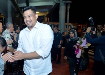 metrodeli/istimewa PULANG : Gubernur Sumut M Bobby Afif Nasution bersama Wakil Gubernur Sumut Surya disambut Forkopimda dan Pj Sekretaris Daerah Provinsi Sumut Effendy Pohan, Kepala Inspektorat Sumut Sulaiman Harahap dan istri Evi Novida Ginting serta lainnya di VIP Bandara Internasional Kualanamu, Jumat, 28 Februari 2025. Gubernur dan Wakil Gubernur disambut secara sederhana setelah pulang dari retreat kepala daerah se-Indonesia di Magelang.