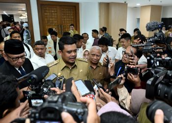metrodeli/istimewa DOORSTOP : Gubsu M Bobby Afif Nasution bersama Wagubsu H Surya didampingi Plt Sekdaprovsu Effendy Pohan diwawancarai wartawan usai Pisah Sambut Pj Gubsu Agus Fatoni di aula T Raja Inal Siregar, Senin, 03 Maret 2025.