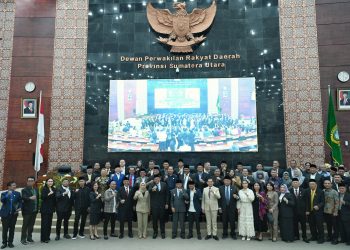 metrodeli/istimewa SIDANG PARIPURNA : Gubernur Sumut Bobby Nasution hadiri Sidang Paripurna DPRD Sumut dengan agenda Penyampaian Pidato Sambutan Gubernur Sumut di Ruang Rapat Paripurna DPRD Sumut, Jalan Imam Bonjol, Medan, Senin 3 Maret 2025. Turut hadir Wakil Gubernur Sumut Surya dan Pj. Sekdaprov Sumut Effendy Pohan.