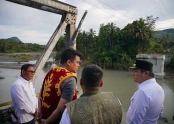 metrodeli/istimewa TINJAU : Gubernur Sumut M Bobby Afif Nasution meninjau ruas jalan yang rusak parah di Kota Gunungsitoli menuju Nias Utara, Senin (10/3/2025).