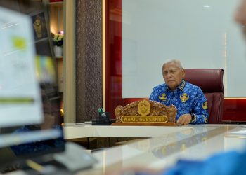 metrodeli/istimewa RAKOR : Wagubsu Surya mengikuti Rapat Koordinasi Penyelenggaraan Pemerintahan Daerah secara daring melalui aplikasi zoom meeting Kemendagri di Ruang Smart Province Lantai 6 Kantor Gubernur Sumut Jalan Diponegoro Kota Medan, Senin, 17 Maret 2025.