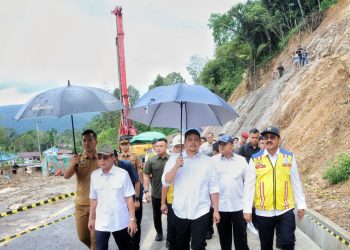metrodeli/istimewa TINJAU : Gubernur Sumut Bobby Nasution meninjau perbaikan ruas jalan nasional Batu Jomba, Kabupaten Tapanuli Selatan, Senin 17 Maret 2025.