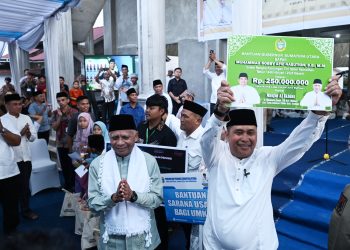 metrodeli/istimewa SAFARI RAMADAN : Wakil Gubernur Sumatera Utara (Sumut) Surya didampingi para Organisasi Perangkat Daerah Pemprov Sumut disambut Bupati Asahan Taufik Zainal Abidin Siregar saat menggelar kegiatan Safari Ramadan Pemprov Sumut tahun 2025 di Masjid Al Ikhlas, Kelurahan Mutiara, Kecamatan Kisaran Timur, Kabupaten Asahan, Senin 17 Maret 2025.