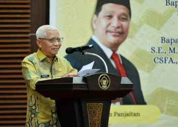 metrodeli/istimewa SAMBUTAN : Wakil Gubernur Sumatera Utara (Sumut) Surya menghadiri dan memberi sambutan pada serah terima jabatan Kepala Badan Pemeriksa Keuangan (BPK) Perwakilan Provinsi Sumut dari Eydu Oktain Panjaitan kepada Paula Henry Simatupang di Auditorium BPK Perwakilan Provinsi Sumut Jalan Imam Bonjol Kota Medan, Selasa 18 Maret 2025.