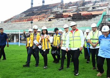 metrodeli/istimewa  Kunker : Gubernur Sumatera Utara Bobby Afif Nasution bersama Walikota Medan Rico Waas  mendampingi Wakil Menteri Pekerjaan Umum Diana Kusumastuti saat melakukan kunjungan kerja ke Stadion Teladan Medan, Rabu, 19 Maret 2025.
