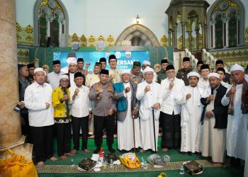 metrodeli/istimewa SAFARI RAMADAN : Wakil Gubernur Sumatera Utara (Sumut) Surya menghadiri Safari Ramadan bersama Kapolri Jenderal Pol Listyo Sigit Prabowo di Masjid Raya Al Mashun Jalan SM Raja Medan, Sabtu 22 Maret 2025.