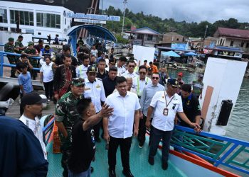 metrodeli/istimewa TINJAU : Gubsu Muhammad Bobby Afif Nasution didampingi Kadishub Agustinus Panjaitan, Kepala Badan Perizinan Faisal Nasution, serta Kadis PUPR Topan Putra Ginting, meninjau dan memeriksa kondisi kapal penyeberangan penumpang di Pelabuhan PT ASDP Ajibata, Kabupaten Toba, Jumat, 28 Maret 2025.