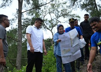 Metrodeli/istimewa PENANAMAN POHON : Gubernur Sumatera Utara (Sumut) Muhammad Bobby Afif Nasution didampingi Kepala Dinas Lingkungan Hidup dan Kehutanan Yuliani Siregar melakukan peninjauan sekaligus penanaman pohon di Tiga Raja Kecamatan Girsang Sipangan Bolon, Kabupaten Simalungun, Jumat, 28 Maret 2025.