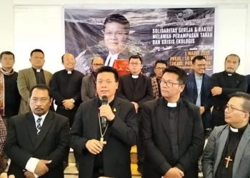 metrodeli/istimewa DOA BERSAMA: Ephorus HKBP Pdt Dr Viktor Tinambunan bersama pimpinan HKBP lainnya dan pendeta dari berbagai denominasi hereja,memberikan keterangan pers usai doa bersama untuk merawat alam Tano Batak di Aula Pertemuan Gereja HKBP Lumbanjulu, Sabtu, 1 Maret 2025.
