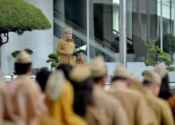 metrodeli/istimewa APEL : Pj Sekretaris Daerah Provinsi Sumatera Utara (Sumut) Effendy Pohan memimpin apel pagi yang dihadiri oleh ASN dan Non ASN Sekretariat Daerah Provinsi Sumut di halaman Kantor Gubernur Sumut Jalan Diponegoro Kota Medan, Senin 3 Maret 2025.