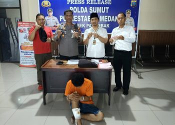 metrodeli/istimewa TEMBAK PELAKU : Kapolsek Patumbak Kompol Faidir SH, MH menunjukka barang bukti sambil memaparkan pengungkapan kasus residivis pencurian dengan pemberatan yang kerap berulangkali beraksi di kawasan Medan Amplas setelah melumpuhkan kakinya dengan timah panas, Minggu, 9 Maret 2025.