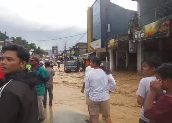 Metrodeli/istimewa BANJIR :Banjir melanda kota Parapat Kabupaten Simalungun akibat hujan yang mengguyur dengan lebat, Minggu, 16 Maret 2025.