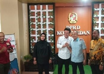 metrodeli/istimewa Anggota DPRD Medan, David Roni Ganda Sinaga (PDI-P) dan Dodi Robert Simangunsong (P.Demokrat) yang sama-sama duduk di Komisi 3 DPRD Medan, akhirnya berdamai, Senin, 24 Maret 2025.