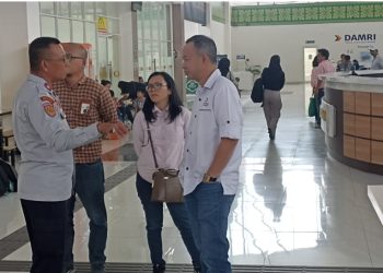 metrodeli/istimewa PANTAU : Perwakilan Ombudsman RI Provinsi Sumatera Utara (Sumut) Herdensi Adnin memantau kesiapan penyelenggaraan arus mudik lebaran di beberapa simpul transportasi di Kota Medan, satu di antaranya di Terminal Terpadu Amplas, Jumat 28 Maret 2025.