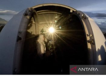 metrodeli/istimewa TELESKOP : Petugas melakukan pantauan hilal menggunakan teleskop di menara gedung Fakultas Kedokteran Kampus Universitas Islam Bandung (UNISBA) Bandung, Jawa Barat, Sabtu 29 Maret 2025. ANTARA FOTO/Novrian Arbi/wpa/am.