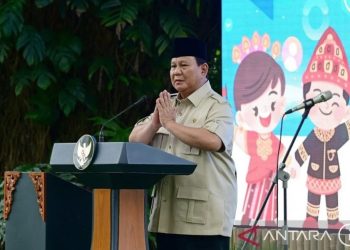 metrodeli/istimewa UMUMKAN : Presiden Prabowo Subianto mengumumkan pengesahan Peraturan Pemerintah (PP) tentang Tata Kelola Penyelenggaraan Sistem Elektronik dalam Perlindungan Anak di halaman samping Istana Merdeka, Jakarta, Jumat (28/3/2025). ANTARA/HO-Biro Pers Setpres/aa.