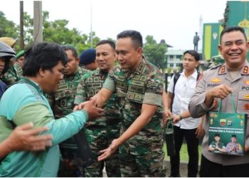metrodeli/istimewa PAKET BERBUKA: Pangdam I Bukit Barisan, Mayjen TNI Rio Firdianto bersama Kapolda Sumut Irjen Pol Wishnu Hermawan Februanto bagikan paket berbuka kepada warga Medan. Foto: Dokumen Kodam I Bukit Barisan
