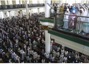 metrodeli/istimewa SALAT IED : Masyarakat mengikuti salat Idulfitri di Masjid Istiqlal setahun lalu.