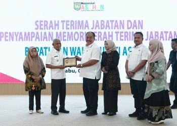 metrodeli/istimewa SERTIJAB : Wakil Gubernur Sumatera Utara (Sumut) Surya, didampingi Wakil Ketua TP PKK Sumut Titiek Sugiarti Surya menghadiri Serah Terima Jabatan dan Penyampaian Memori Serah Terima Jabatan Bupati dan Wakil Bupati Asahan di Aula Melati Kantor Bupati Asahan Jalan Lintas Sumatera Kota Kisaran, Rabu, 5 Maret 2025.