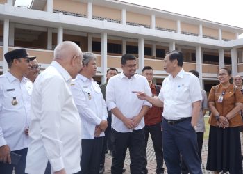 metrodeli/istimewa PAPARAN : Gubsu Bobby Nasution bersama Gubernur Maluku Utara Sherly Tjoanda dan Gubernur Papua Barat Dominggus Mandacan serta beberapa Wakil Gubernur berkunjung ke Institut Teknologi DEL di Desa Sitoluama, Kecamatan Laguboti, Kabupaten Toba, Sumatera Utara, Rabu 16 April 2025). Kedatangan para Gubernur disambut oleh Ketua Dewan Ekonomi Nasional yang juga pendiri Institut DEL Luhut Binsar Pandjaitan.