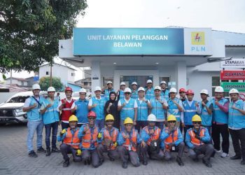 metrodeli/istimewa BERKUNJUNG : GM PLN UID Sumut Agus Kuswardoyo bersama manajemen berfoto bersama saat berkunjung ke posko siaga pengamanan kelistrikan ULP Belawan, kemarin.