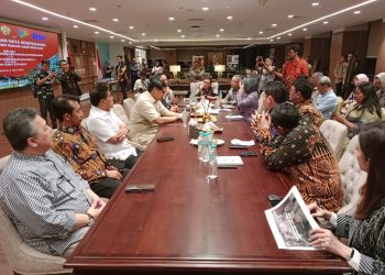 metrodeli/istimewa RUMAH WARTAWAN: Ketua Umum PWI Pusat Hendry Ch Bangun dalam pertemuan dengan Menteri Maruarar Sirait, Menteri Komunikasi dan Digital (Komdigi) Meutya Hafidz, Kepala BPS Amalia A. Widyasanti, pimpinan Tapera, dan Direktur BTN, di Kantor Kementerian PKP, Wisma Mandiri, Jakarta, Selasa (8/4).