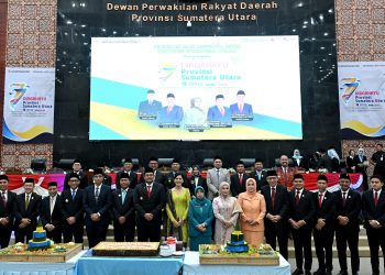 metrodeli/istimewa PARIPURNA PERINGATAN HARI JADI PEMPROVSU KE-77 : Gubernur Sumatera Utara (Sumut) M. Bobby Afif Nasution didampingi Ketua TP PKK Sumut Kahiyang Ayu, Istri Wakil Gubernur Sumut Titiek Sugiharti Surya, Pj Sekda Prov Sumut Effendy Pohan, Pj Ketua DWP Sumut Yulia Effendy Pohan, saat mengikuti Rapat Paripurna DPRD Pemprov Sumut dalam rangka memperingati Hari Jadi Pemprov Sumut ke-77 di Ruang Rapat Paripurna DPRD Sumut, Selasa 15 April 2025.