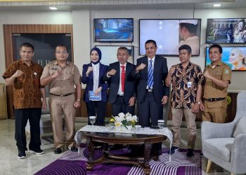 metrodeli/istimewa SUMUT MENYAPA : Gubernur ke-17 Sumatera Utara (Sumut) Tengku Erry Nuradi didampingi Asisten Pemerintahan dan Kesejahteraan Rakyat Pemprov Sumut Basarin Yunus Tanjung pada program Sumut Menyapa di Studio TVRI Sumut Jalan Puteri Hijau, Kesawan, Medan, Selasa 15 April 2025.
