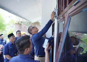 metrodeli/istimewa PASANG TOKEN :General Manager PLN UID Sumut Agus Kuswardoyo saat melakukan pengisian token listrik rumah Muhammad Suardi diDesa Perdamaian, Kabupaten Langkat, Sumatera Utara, Selasa,15 April 2025.