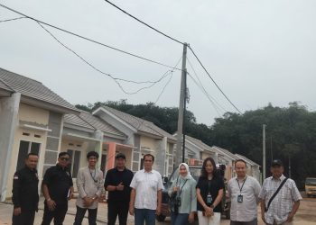 metrodeli/istimewa TINJAU : Tim Perumahan PWI Pusat bergerak cepat meninjau lokasi perumahan subsidi bagi wartawan di kawasan Cileungsi, Bogor, Jawa Barat, kemarin.