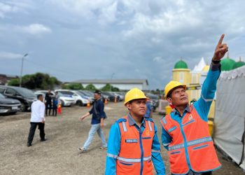 metrodeli/istimewa JALUR LISTRIK : Petugas Pelayanan Teknik yang sedang memastikan jalur listrik untuk pelaksanaan MTQ terpasang aman dan andal, kemarin.