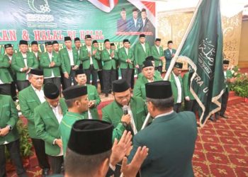 metrodeli/istimewa LANTIK : Ketua Umum PB Al Washliyah Dr.H.Masyhuril Khamis, SH,MM didampingi Sekretaris Jenderal PB Al Washliyah Dr.Ir.H.Amran Arifin, MM,MBA melantik kepengurusan Al Washliyah Sumut periode 2025-2030 di Danau Toba Convention Hall, Kota Medan, Minggu 20 April 2025.