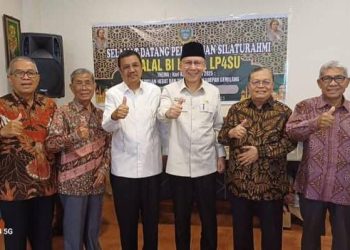 metrodeli/istimewa SILATURAHMI : Gubsu ke-17 HT Erry Nuradi Sekda Effendy Pohan bersama mantan Sekda Provinsi Sumut dalam acara Silaturahmi Halalbihalal Hari Raya Idulfitri 1446 H di Restoran Jimbaran Medan, Selasa 22 April 2025.