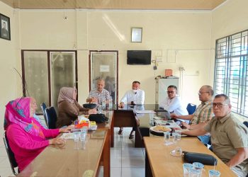 metrodeli/istimewa PANITIA KURBAN : Ketua PWI Sumut H Farianda P Sinik didampingi Sekretaris SR Hamonangan Panggabean dan para Wakil Ketua PWI Sumut Rifki Warisan, Amrizal, dan Sugiatmo, kemudian Bendahara Hartati Rangkuti, serta Wakil Sekretaris Riza Mulyadi dan Julia Tarigan memimpin rapat pembentukan Panitia Kurban PWI Sumut di Gedung PWI Sumut Parada Harahap Medan, kemarin.