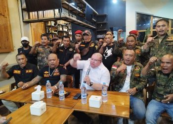 metrodeli/alhafiz wr lubis TEMUPERS : Ketua Umum GRIB Jaya H. Hercules Rizario Marshal yang diwakilkan Kabid Komunikasi Publik/Humas DPP GRIB JAYA, Dr Razman Arif Nasution bersama Ketua GRIB Sumut Syamsul Tarigan serta seluruh GRIB Sumut dan Medan saat menggelar temu pers di Cafe Roaster di Kompleks J City, Medan, kemarin.